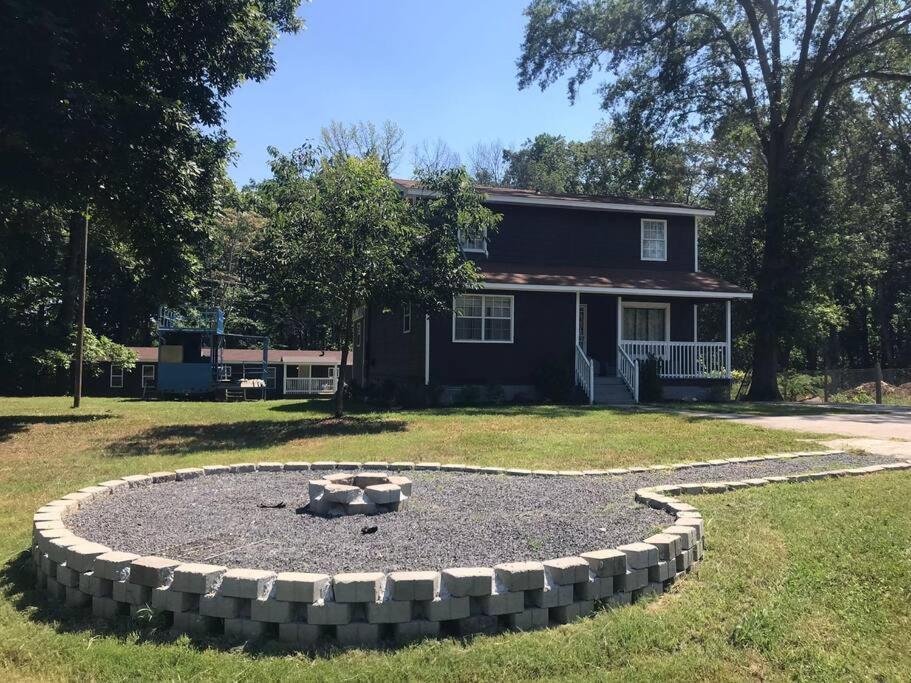Secluded With 7 Bedrooms And Acreage *